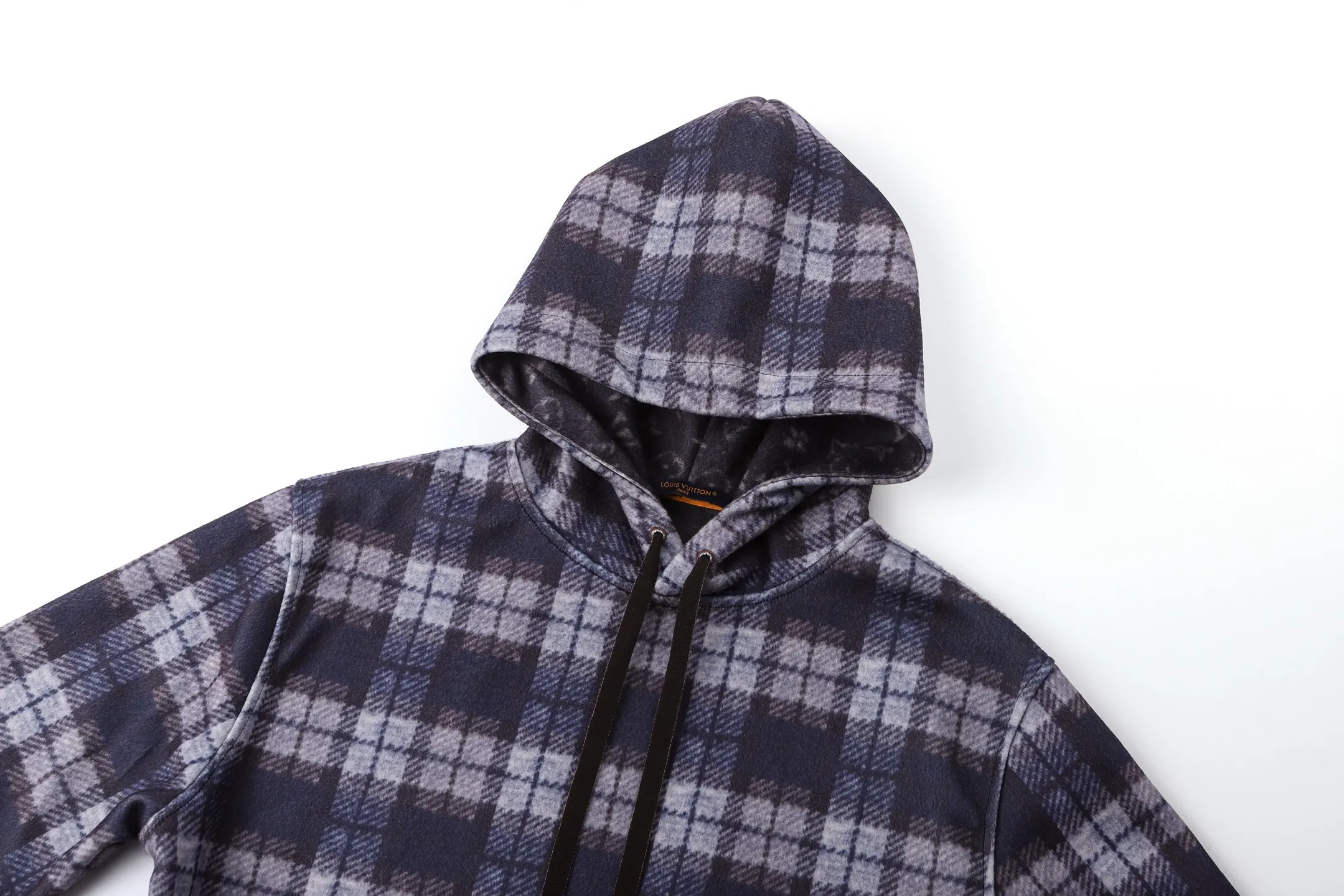 🅿️560 1v 25SS plaid gradient wool blend hooded sweatshirt The original version was purchased for RMB 15,100 and developed. The fabric is made of wool blended nylon. This hooded sweatshirt uses splicing technology to create a layered texture: the upper part is made of wool blended fabric to create a blue-gray plaid pattern, and is pre-shrunk to ensure a stable shape; the lower part and sleeves use digital printing technology to present a gradient Monogram dark pattern, and the ink penetrates the fiber to achieve high color fastness. The hood has a built-in invisible lining to enhance stiffness, and the drawstring is made of wear-resistant nylon rope with a metal bell for smooth pulling. The front kangaroo pocket is made of welted bag technology, and the edge of the bag mouth is reinforced with double stitching. The cuffs and hem are made of ribbed knitted fabric, and the elastic hemming fits the body shape. The seams throughout the garment are high-strength stitches of the same color. Precision sewing with 12 stitches every 3cm improves durability. The overall craftsmanship takes into account both visual details and practical durability. The overall wiring is straight and delicate, the fabric is comfortable and soft, and the color is consistent without color difference. It can be matched with the same style to create a fashionable look and control various occasions. Customized accessories, complete with three standards, the same style for men and women. Size:S-M-L-XL